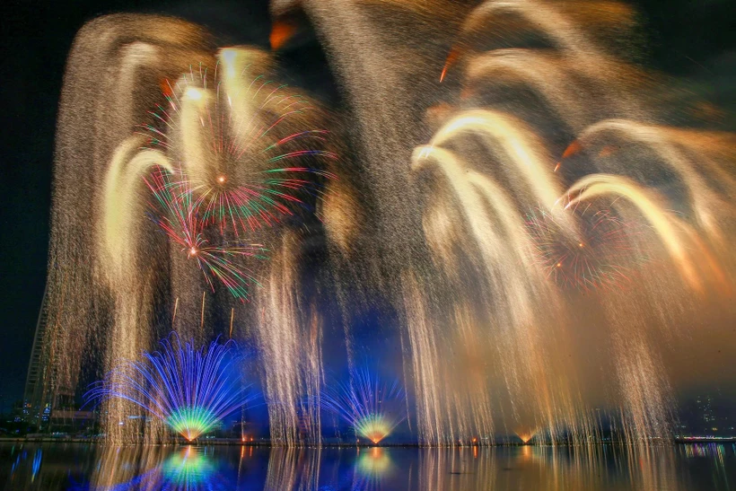 Chaque couche de feux d'artifice s'épanouit doucement, simulant des étoiles, tombant parfois doucement comme une pluie de météores, parfois tournant comme des constellations en mouvement. Photo: dantri.com.vn