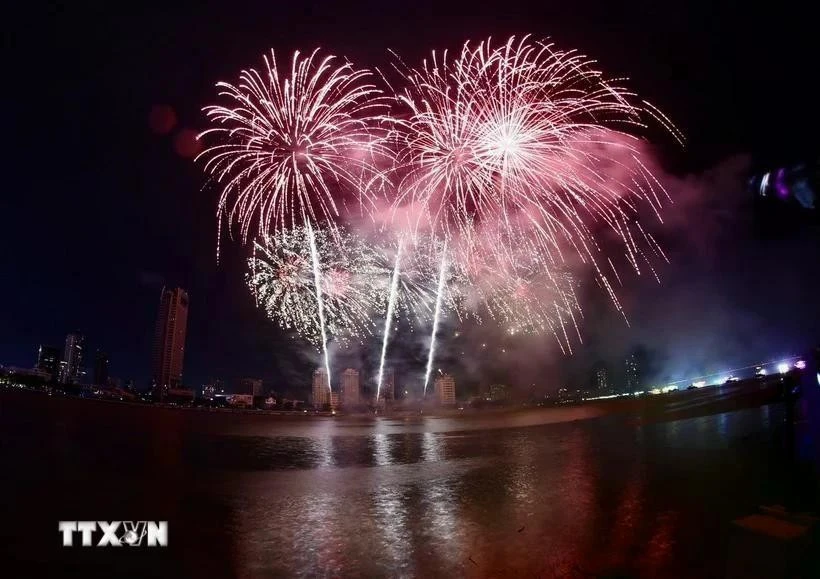 Un spectacle pyrotechnique dans le cadre du DIFF 2025, à Dà Nang, le 28 juin. Photo : VNA
