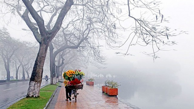Les météorologues expliquent que la combinaison d'air froid intense, d'une forte humidité et de précipitations est le principal facteur qui rend cette vague de froid particulièrement désagréable, car le froid humide tend à faire baisser la température ressentie tout au long de la journée.