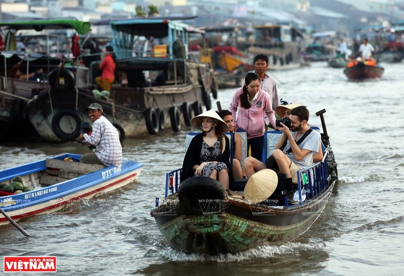 Le marché flottant de Cai Rang est une destination touristique majeure de la ville de Can Tho, où les touristes locaux et étrangers viennent découvrir la vie colorée sur le fleuve. Photo : VNA