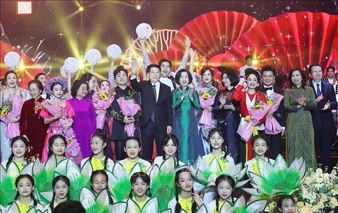 Le président vietnamien Luong Cuong et son épouse assistent au programme «Xuân Quê huong» (Printemps au pays natal) 2025, à Hanoi, le 19 janvier. Photo : VNA