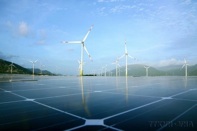 Centrale éolienne et solaire dans le district de Thuân Bac, province de Ninh Thuân (Centre). Les activités de fusions et acquisitions sont florissantes dans le secteur des énergies renouvenables. Photo : VNA