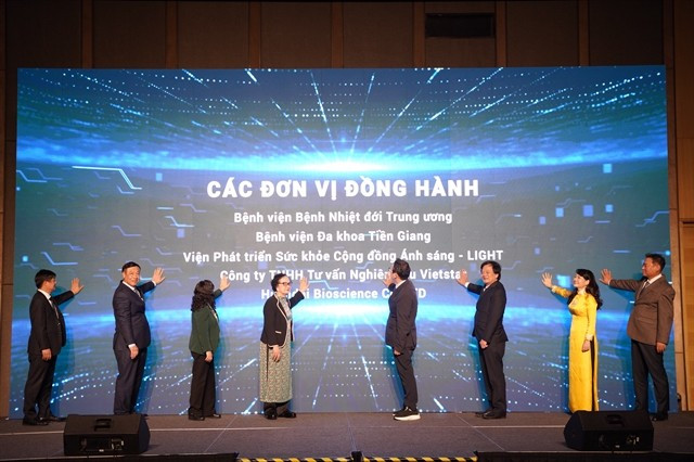 Des délégués donnent le coup d’envoi le 5 mars au Vietnam des essais cliniques du premier médicament antiviral oral contre la dengue et d’autres maladies infectieuses apparentées. — Photo : gracieuseté de l’organisateur