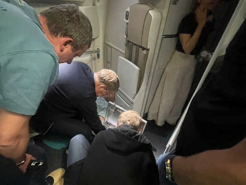 Une équipe de médecins, dont le ministre russe de la Santé, prodigue des soins médicaux au passager du vol VN62. Photo : Vietnam Airlines