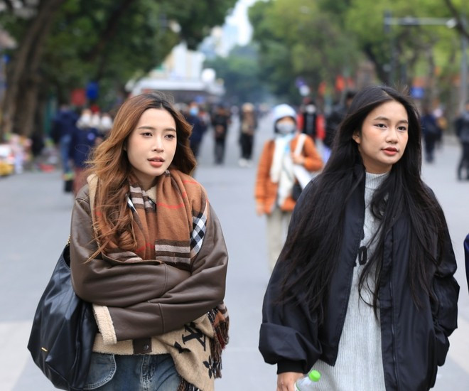 Malgré le froid de l’hiver, certaines promeneuses n’ont pas changé leurs habitudes. Photo: kenh14.vn