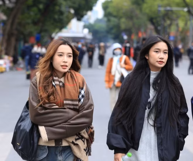 Malgré le froid de l’hiver, autour du lac Hoàn Kiêm, à Hanoi, certaines promeneuses n’ont pas changé leurs habitudes. Photo: kenh14.vn