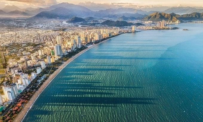 Une plage le long de la rue Trân Phu à Nha Trang vue d'en haut. Photo: VnExpress
