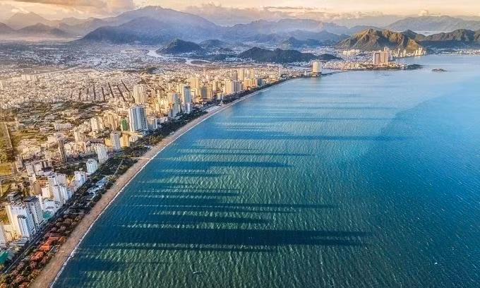 Une plage le long de la rue Trân Phu à Nha Trang vue d'en haut. Photo: VnExpress