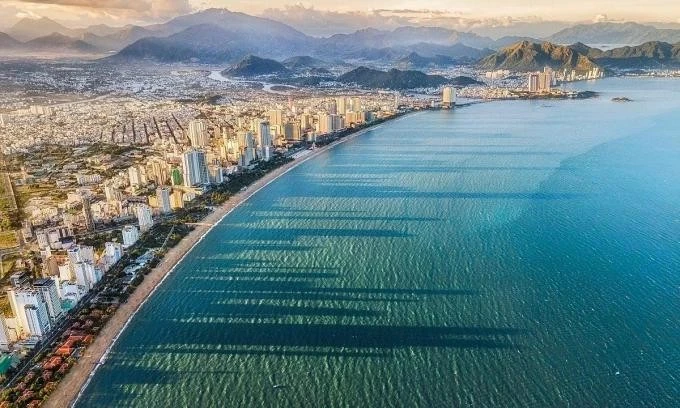 Une plage le long de la rue Trân Phu à Nha Trang vue d'en haut. Photo: VnExpress