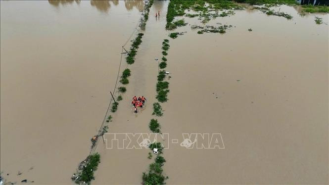 officiers et soldats apportent leur soutien aux populations des zones inondées de Phong Chau, Dat Lanh, dans le quartier de Nam Trang. Photo : VNA