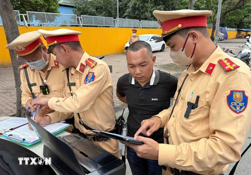 La police de la circulation fournit des images prouvant la violation du règlement par le conducteur d'autobus qui s’est arrêté pour prendre et déposer des passagers sans respecter les règles ou les zones dédiées. Photo : VNA