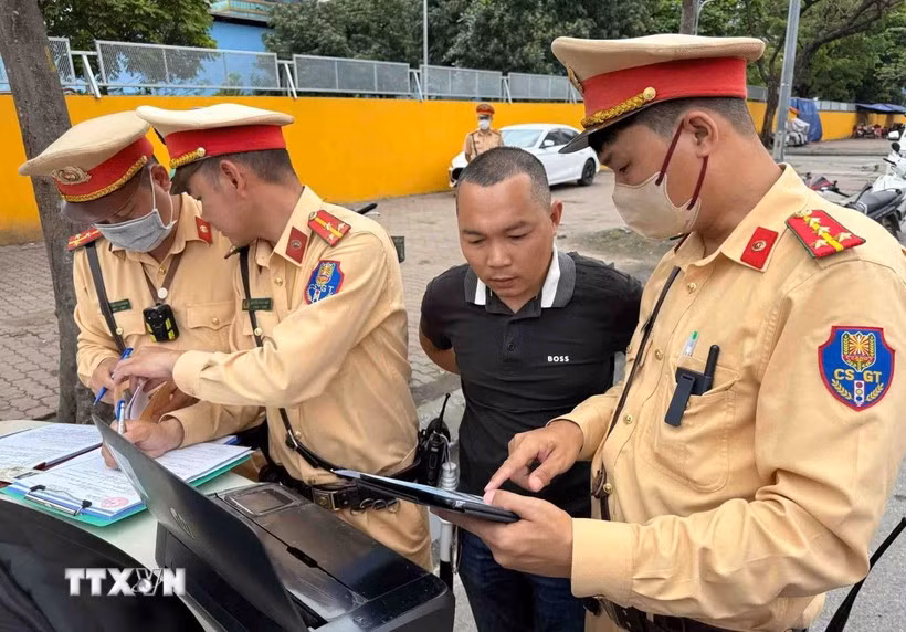 La police de la circulation fournit des images prouvant la violation du règlement par le conducteur d'autobus qui s’est arrêté pour prendre et déposer des passagers sans respecter les règles ou les zones dédiées. Photo : VNA