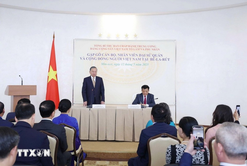 Le secrétaire général du Parti communiste du Vietnam, Tô Lâm s'exprime devant le personnel de l’ambassade du Vietnam et des représentants de la communauté vietnamienne en Biélorussie. Photo: VNA