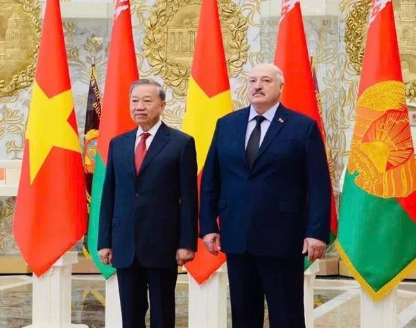Le secrétaire général du Parti communiste du Vietnam (PCV), Tô Lâm (à gauche), et le président biélorusse Alexandre Loukachenko, à Minsk, le 12 mai. Photo : VNA