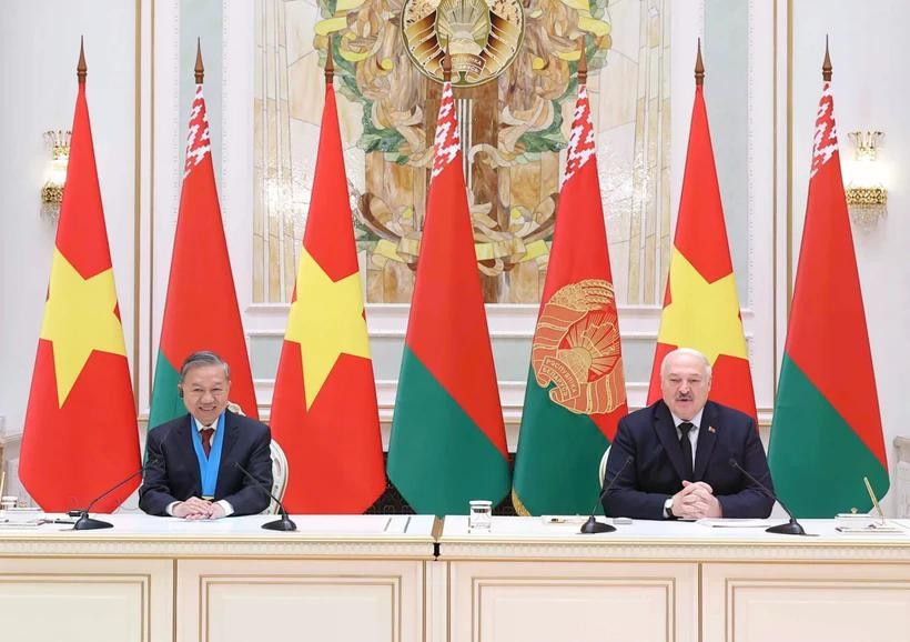 Le secrétaire général du Parti communiste du Vietnam, Tô Lâm, et le président biélorusse Alexandre Loukachenko tiennent une conférence de presse conjointe pour présenter les résultats de leur entretien. Photo: VNA