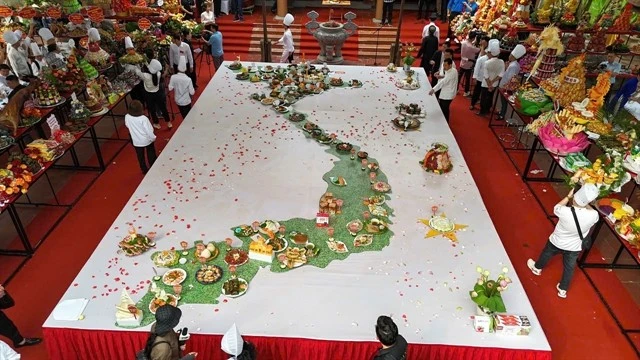 Des plats vietnamiens sont alignés en forme de Vietnam lors de la commémoration du prince Lang Liêu - le septième roi Hùng - le 7 mai dans la ville de Viêt Tri, province de Phu Tho. Photo: gracieuseté des organisateurs