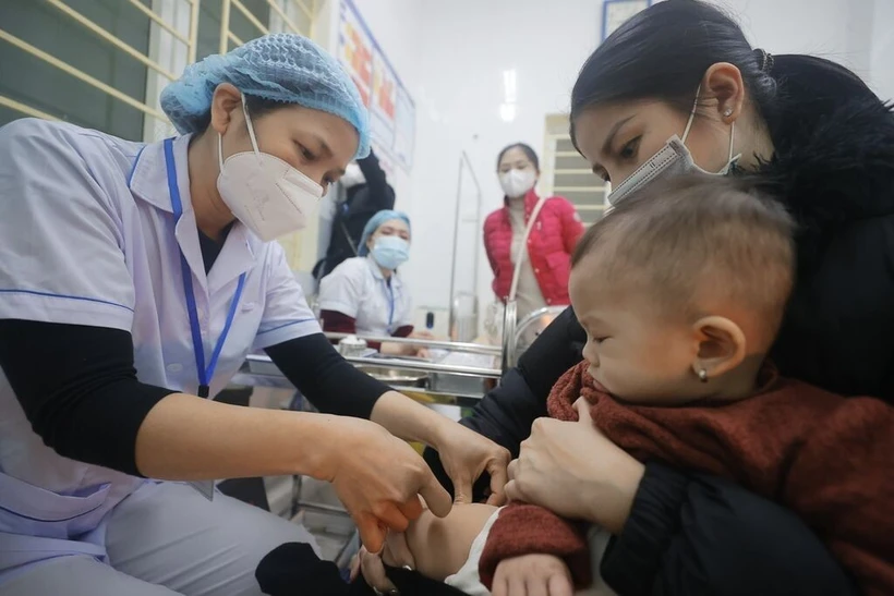 Le ministère de la Santé élabore un plan visant vise à étendre les efforts de vaccination aux enfants âgés de 1 à 10 ans et à introduire une vaccination supplémentaire pour les nourrissons âgés de 6 à 9 mois. Photo: VNA