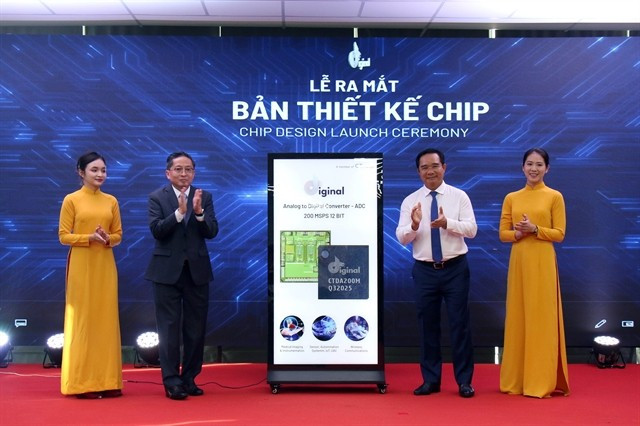 Le président du Comité populaire de Hô Chi Minh-Ville, Nguyân Van Duoc (à droite), et le président du groupe CT, Trân Kim Chung, lors de la cérémonie de présentation de la première puce ADC développée au Vietnam. Photo : VNA