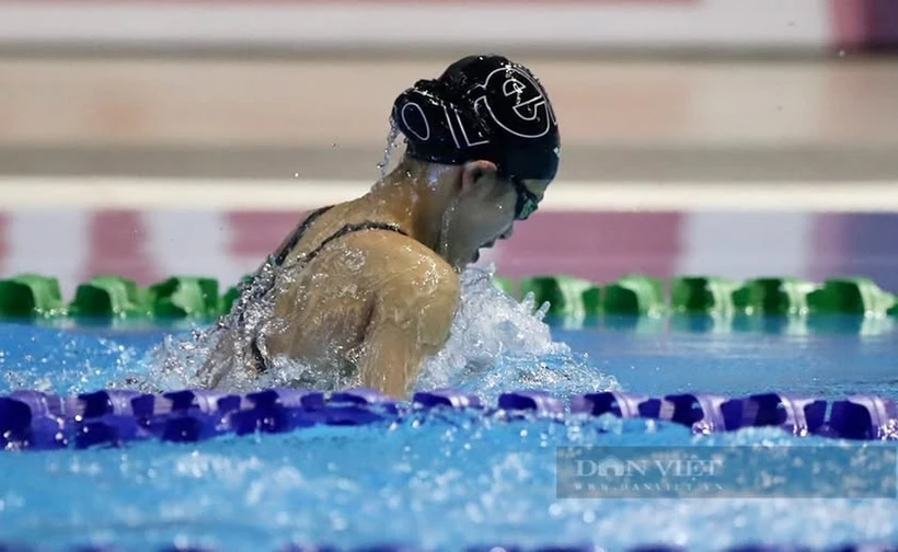 Nguyên Thuy Hiên a remporté deux médailles d’or et établi deux records lors des 47e Championnats aquatiques par groupes d’âge d’Asie du Sud-Est, le 25 juin à Singapour. Photo : Thê thao Viêt Nam