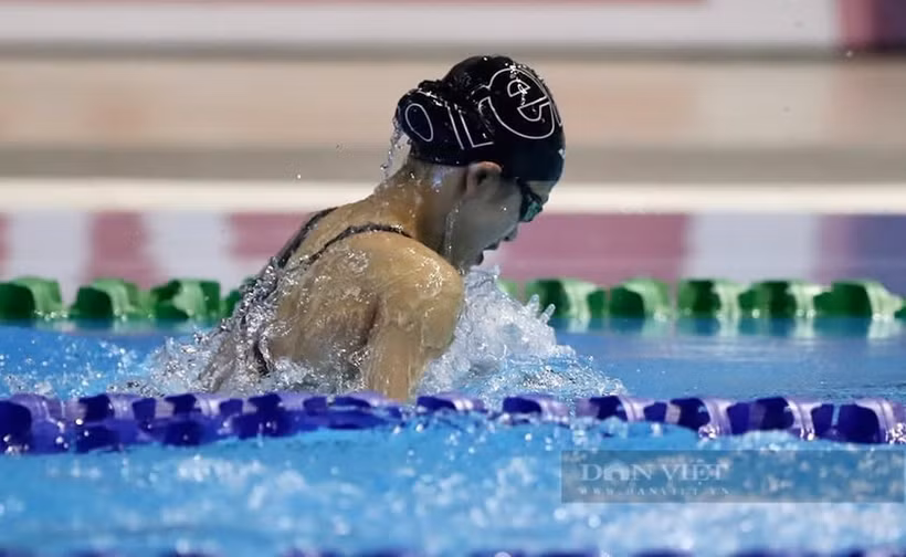 Nguyên Thuy Hiên a remporté deux médailles d’or et établi deux records lors des 47e Championnats aquatiques par groupes d’âge d’Asie du Sud-Est, le 25 juin à Singapour. Photo : Thê thao Viêt Nam