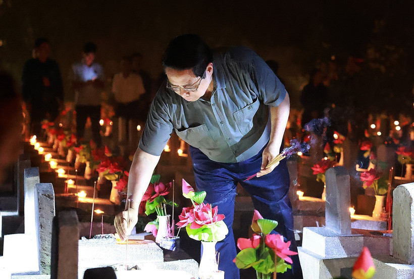 Le Premier ministre Pham Minh Chinh brûle de l'encens à la mémoire des martyrs au cimetière national des martyrs de Truong Son, le 26 juillet. Photo: VNA
