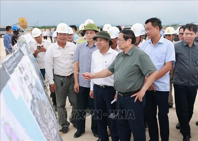 Le Premier ministre Pham Minh Chinh inspecte d’importants projets d’infrastructure dans la province de Quang Tri. Photo : VNA