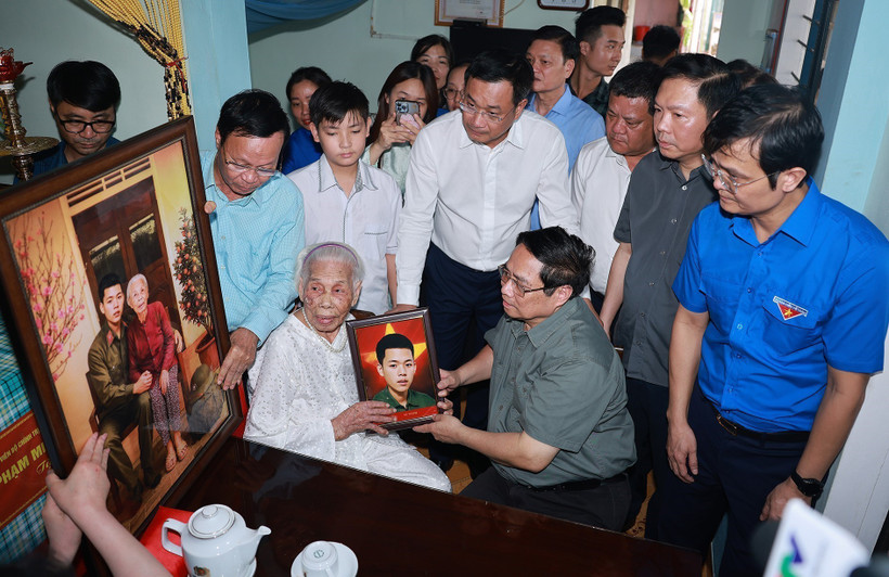 Le Premier ministre Pham Minh Chinh rend visite à la mère héroïne vietnamienne Dào Thi Vui, dans le village de Thuong Xa, commune de Hai Lang, province de Quang Tri. Photo: VNA