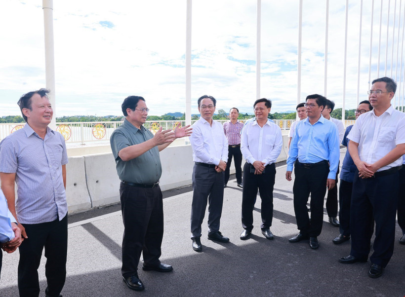 Le Premier ministre Pham Minh Chinh (2e à partir de la gauche) sur le pont Nguyên Hoàng sur la rivière Huong, à Huê. Photo : VNA