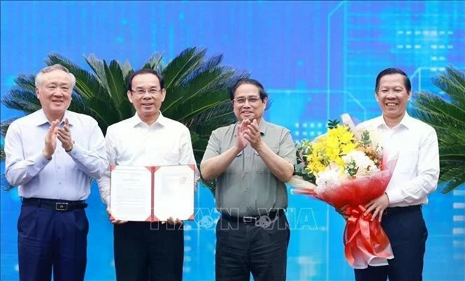 Le Premier ministre Pham Minh Chinh (deuxième à partir de la droite) remet la décision approuvant le plan directeur de de Hô Chi Minh-Ville. Photo : VNA