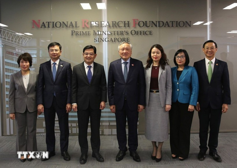 Le vice-Premier ministre permanent Nguyên Hoa Binh (au centre) rencontre Heng Swee Keat (troisième à gauche), ancien vice-Premier ministre et ancien ministre des Finances de Singapour, le 13 janvier. Photo : VNA