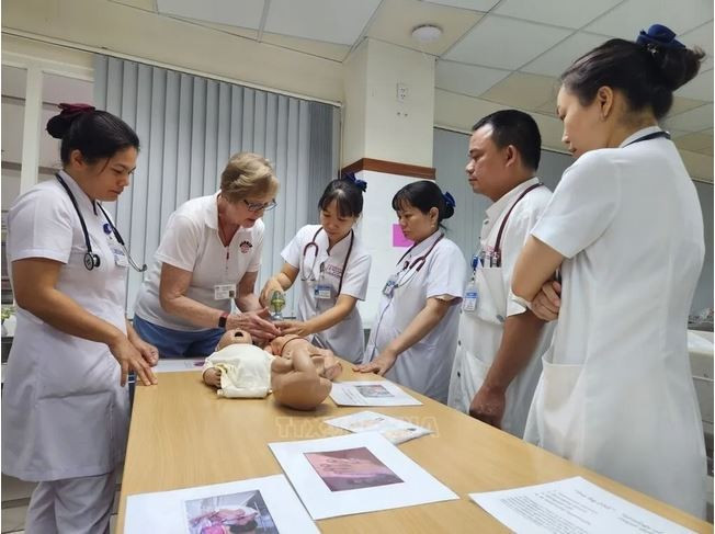 Des spécialistes de Medrix (États-Unis) partagent leur expertise avec des infirmières de l’Hôpital central de Huê. Photo : VNA