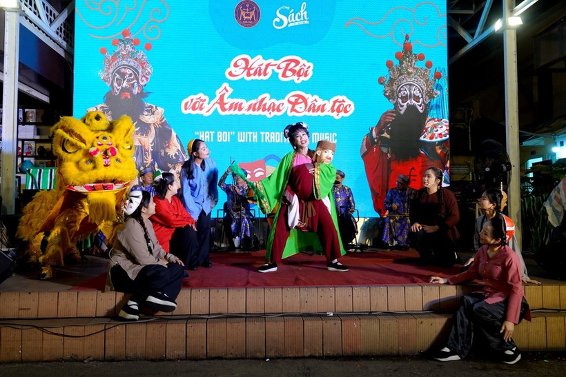 L'artiste Kiêu My et de jeunes artistes du Théâtre de hát bội de Hô Chi Minh-Ville interprètent la pièce « Fête de la maison communale du village». Photo : ttbc-hcm.gov.vn