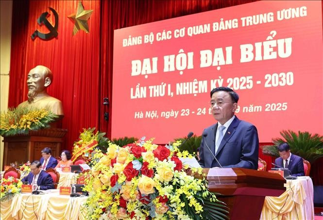 Le membre du Politburo, membre permanent du Secrétariat du Comité central du Parti et secrétaire du Comité du Parti des organes centraux, Trân Câm Tu, s’exprime en clôture du premier Congrès du Comité du Parti des organes centraux du pour le mandat 2025-2030. Photo : VNA