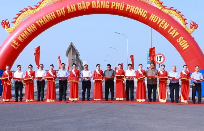 Le Premier ministre Pham Minh Chinh et les responsables ont coupé le ruban pour inaugurer le projet de barrage de Phu Phong, le 22 mars. Photo : VNA