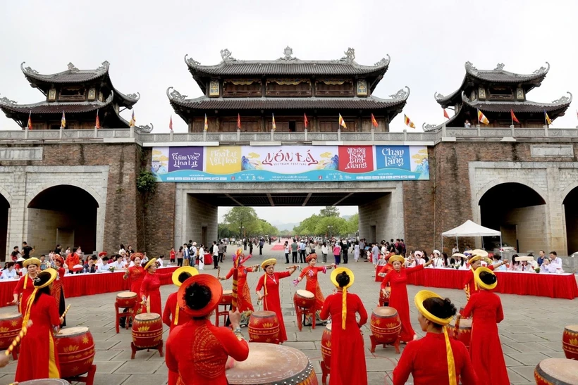 Performance artistique lors du "Non la - Vietnam Festival 2025", dans la ville de Hoa Luu, province de Ninh Binh, le 30 avril. Photo: Comité d'organisation
