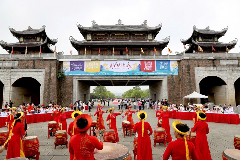 Performance artistique lors du "Non la - Vietnam Festival 2025", dans la ville de Hoa Luu, province de Ninh Binh, le 30 avril. Photo: Comité d'organisation