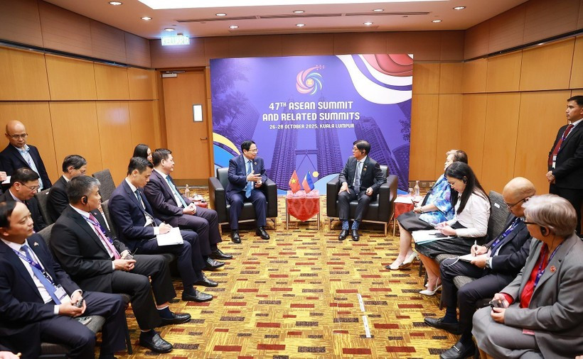 Le Premier ministre Pham Minh Chinh (à gauche) rencontre le président philippin Ferdinand Romualdez Marcos Jr en marge du 47e Sommet de l'ASEAN et des sommets connexes à Kuala Lumpur, en Malaisie, le 27 octobre 2025. Photo : VNA