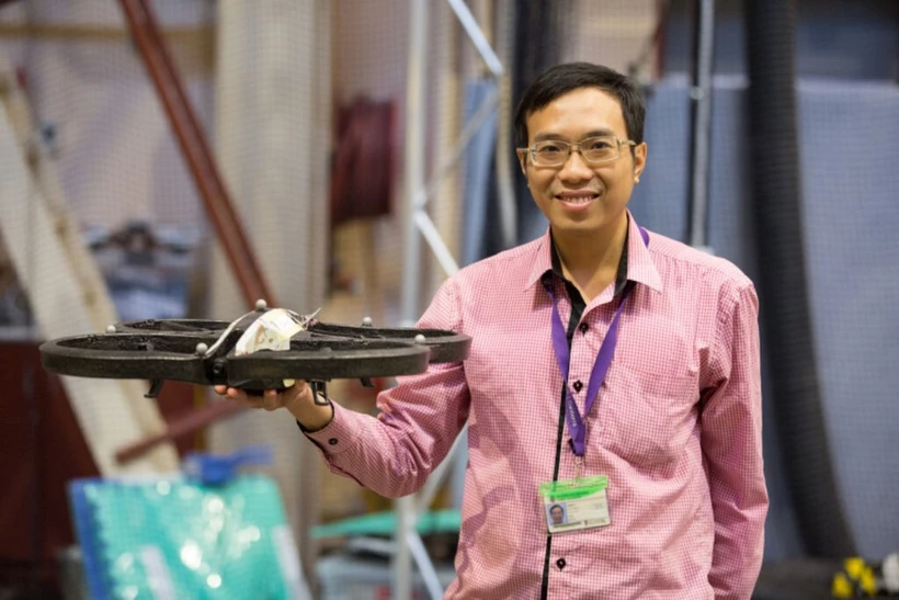 Le Dr Trân Phi Vu montre un modèle de drone agricole à JWC Lab Inc, de l’Université de Nouvelle-Galles du Sud. Photo: VNA