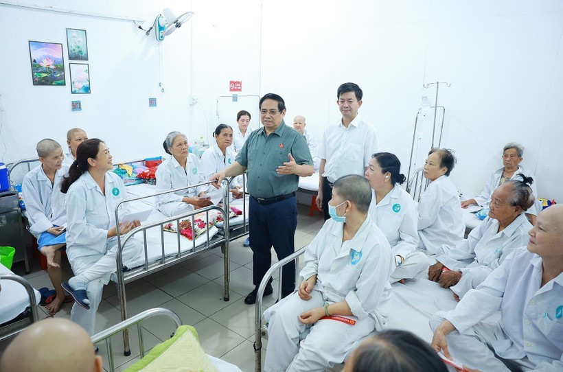 Le Premier ministre Pham Minh Chinh visite des patients soignés à l’Hôpital d’oncologie de Cân Tho. Photo : VNA