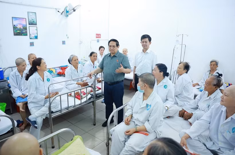 Le Premier ministre Pham Minh Chinh visite des patients soignés à l’Hôpital d’oncologie de Cân Tho. Photo : VNA