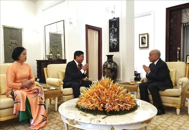 Le roi Norodom Sihamoni (à droite) recevant l’ambassadeur du Vietnam au Cambodge, Nguyên Huy Tang, et son épouse, venus prendre congé au terme de leur mandat au Cambodge. Photo : VNA