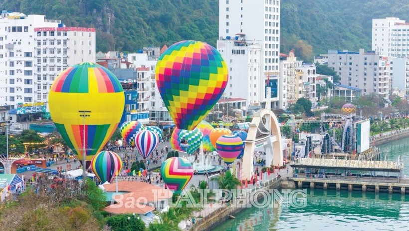 La zone touristique de Cat Ba est une destination préférée des touristes pendant la saison du tourisme balnéaire. Photo: baohaiphong.vn