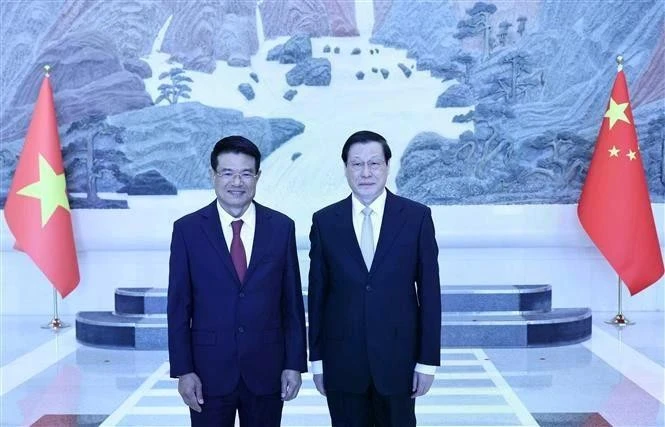 Le procureur général Nguyên Huy Tiên (à gauche) et son homologue chinois Ying Yong. Photo : VNA