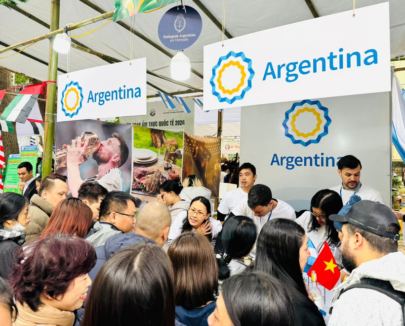 Le stand culinaire de l'ambassade d'Argentine au Vietnam, lors du Festival international de la gastronomie 2024, a attiré de nombreux visiteurs. Photo : ambassade d'Argentine au Vietnam