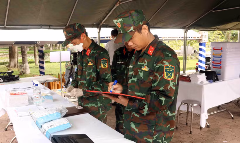 Soldats à Hô Chi Minh-Ville, en pleine campagne nationale de 500 jours d’accélération de la recherche, du rassemblement et de l’identification des restes de martyrs. Photo: VNA