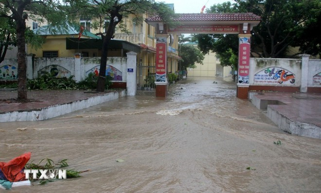 L'eau inonde l'école primaire Thu Thuy dans le quartier de Cua Lo, province de Nghê An. Photo : VNA