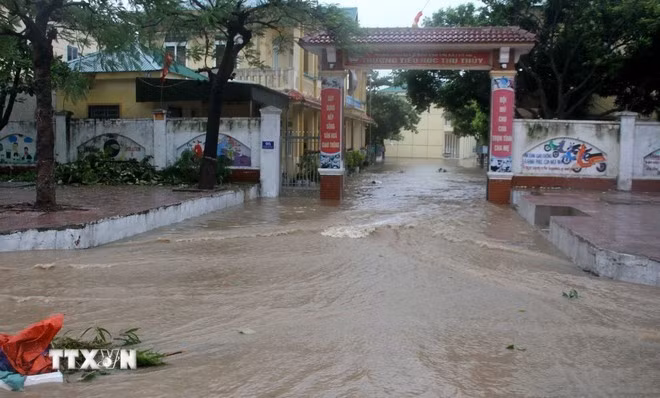 L'eau inonde l'école primaire Thu Thuy dans le quartier de Cua Lo, province de Nghê An. Photo : VNA