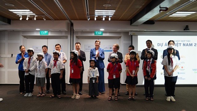 Les délégués lancent le partenariat pour la sécurité routière du Projet 2000 de la Fondation Vietnam à Hanoi. Photo : OMS