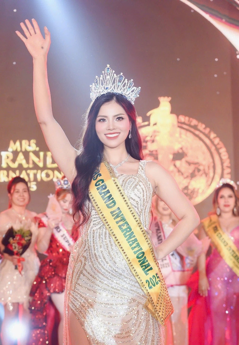La belle Nguyên Thi Thua lors de la cérémonie de couronnement. Photo : thethaovanhoa.vn