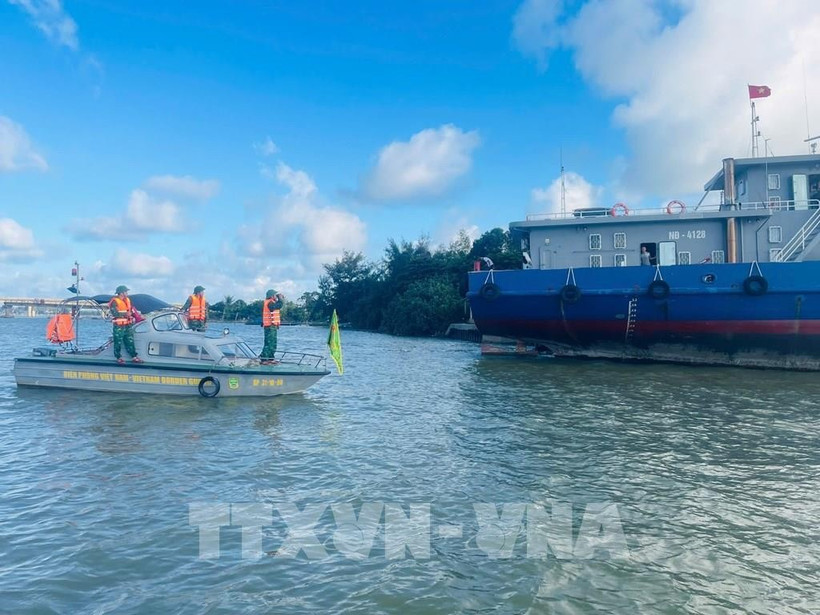 À Huê, les bateaux situés sur le chemin du typhon Fengshen ont été rappelés au port. Photo: VNA